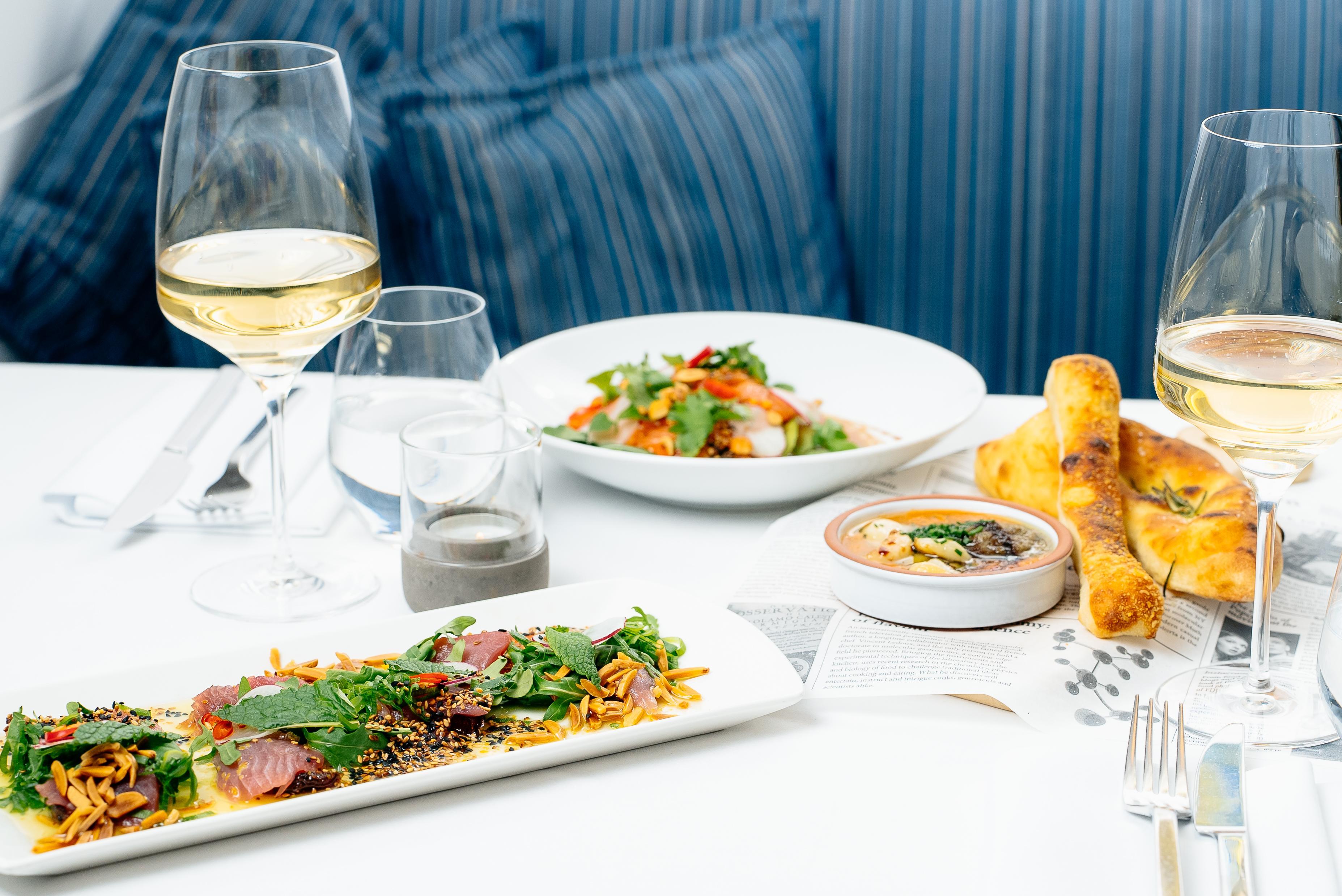 Precise Resort Бад-Заров Экстерьер фото Dishes at the restaurant