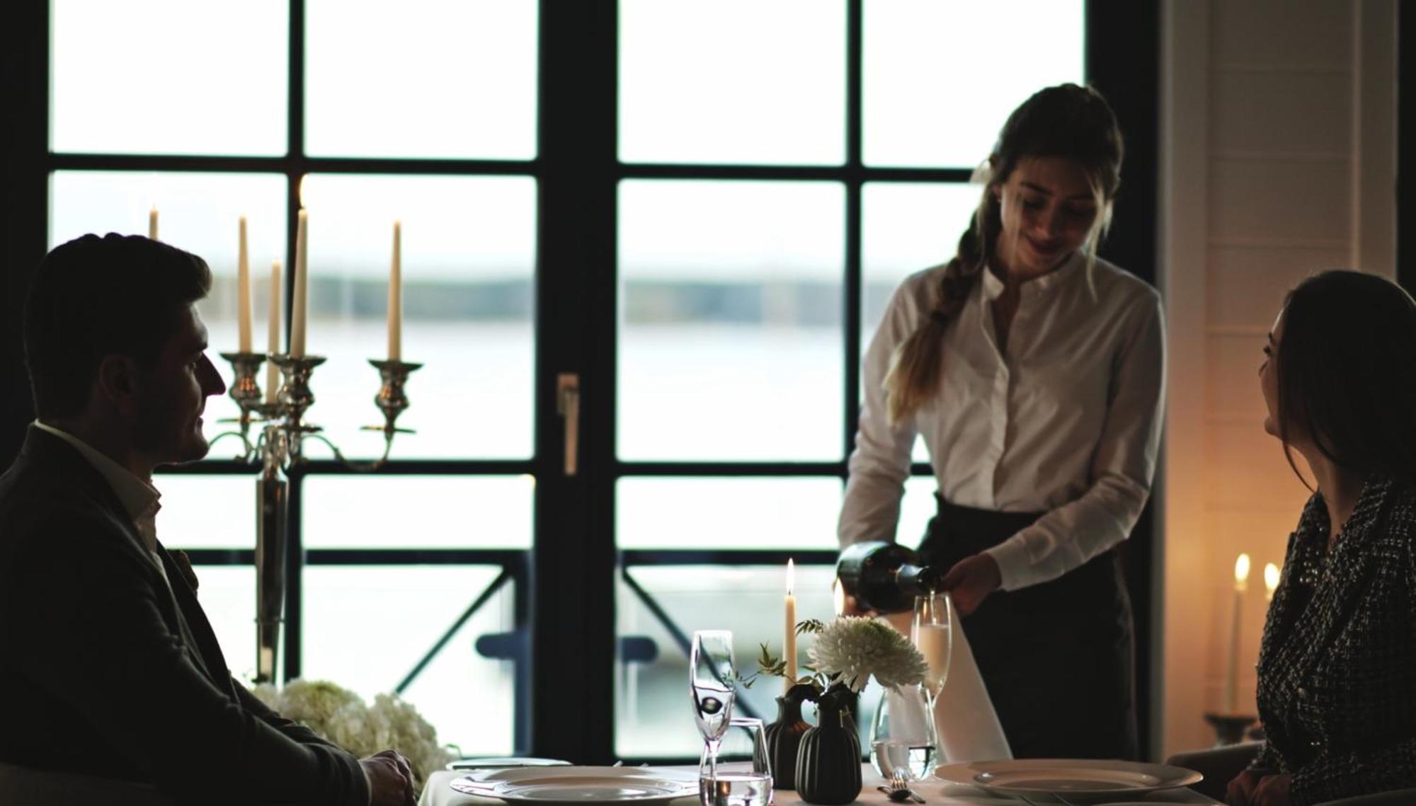 Precise Resort Бад-Заров Экстерьер фото A restaurant hostess